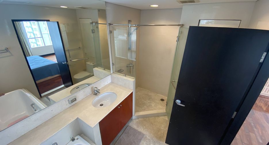 For rent 2 bedrooms condo in Khlong Toei, Bangkok