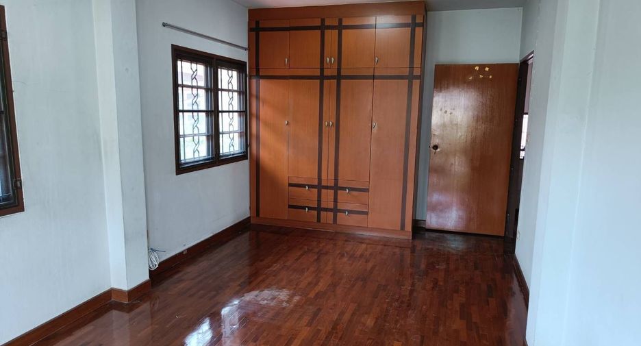 For sale 4 bedrooms house in Mueang Samut Prakan, Samut Prakan