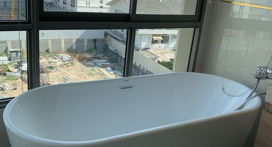 For sale 2 bedrooms condo in Huai Khwang, Bangkok