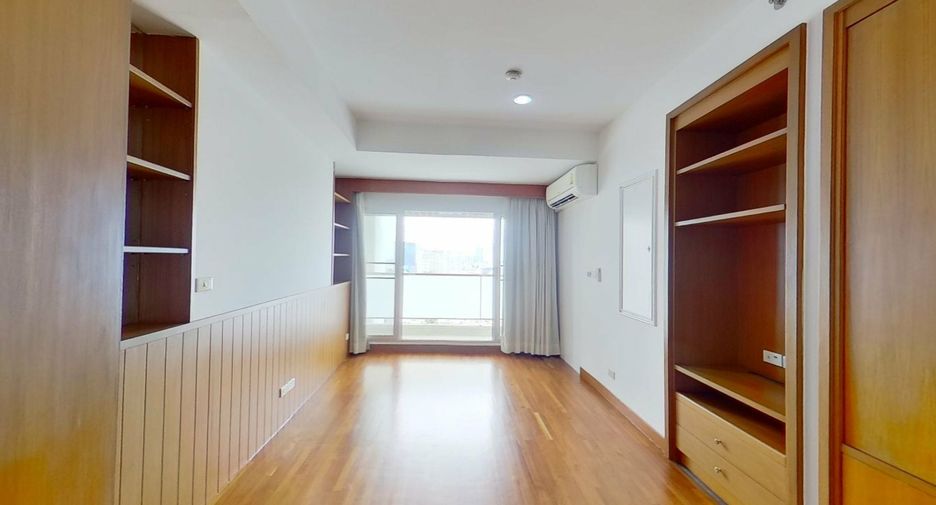 For rent 3 bedrooms condo in Yan Nawa, Bangkok