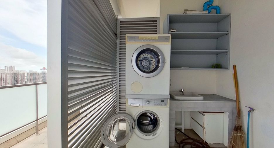For rent 3 bedrooms condo in Yan Nawa, Bangkok