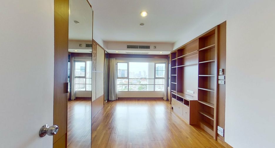 For rent 3 bedrooms condo in Yan Nawa, Bangkok