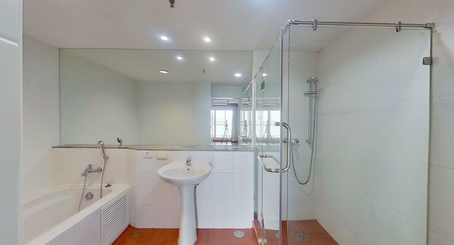 For rent 3 bedrooms condo in Yan Nawa, Bangkok