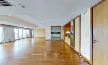 For rent 3 bedrooms condo in Yan Nawa, Bangkok