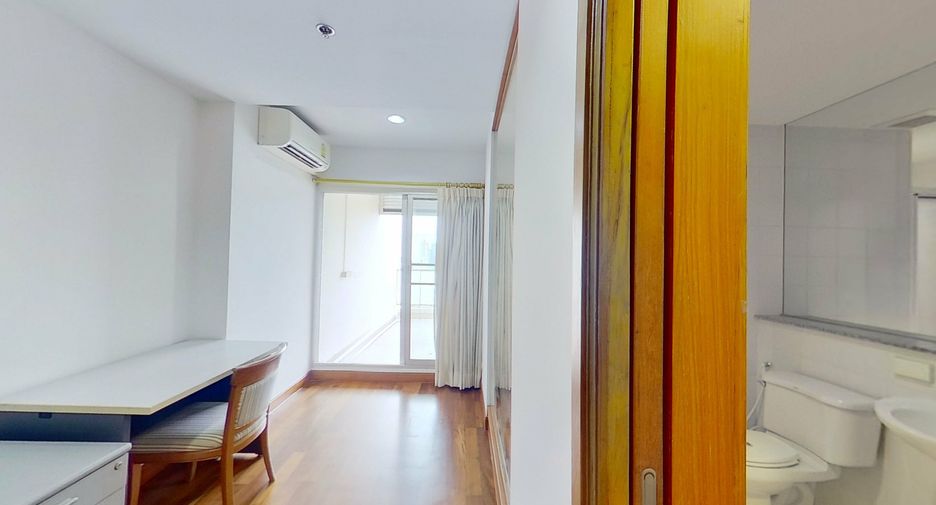 For rent 3 bedrooms condo in Yan Nawa, Bangkok