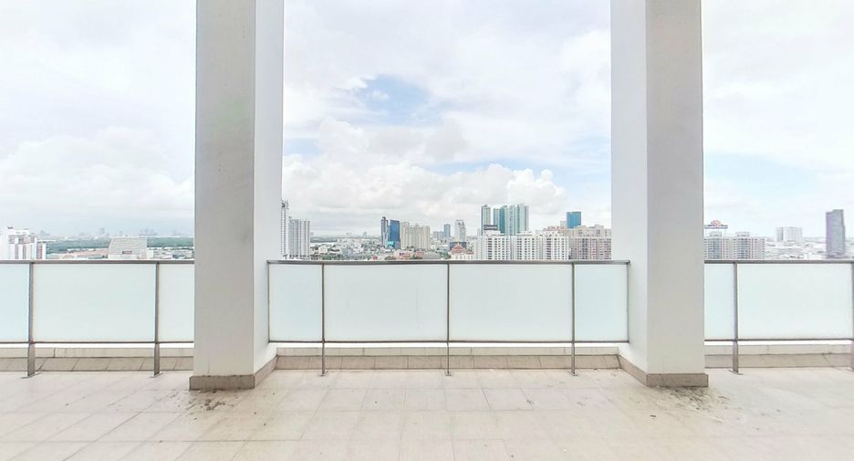 For rent 3 bedrooms condo in Yan Nawa, Bangkok