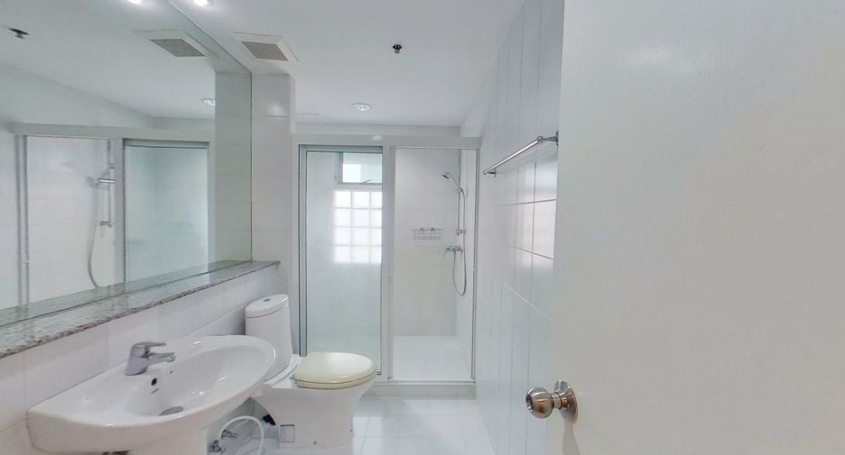 For rent 3 bedrooms condo in Yan Nawa, Bangkok