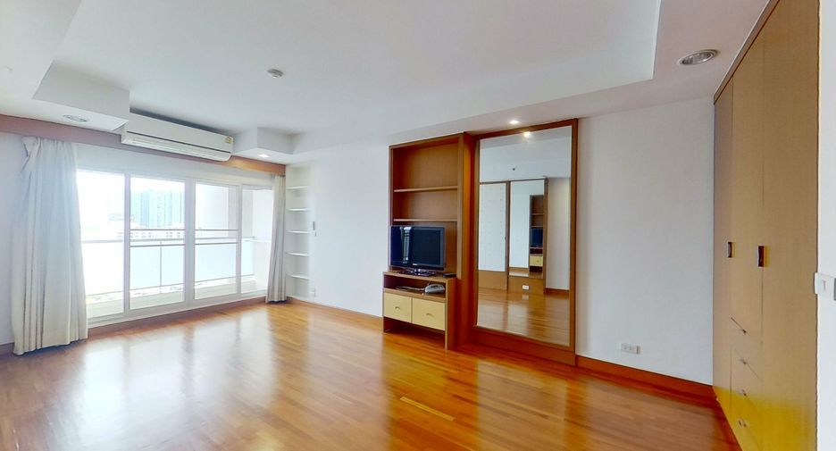 For rent 3 bedrooms condo in Yan Nawa, Bangkok