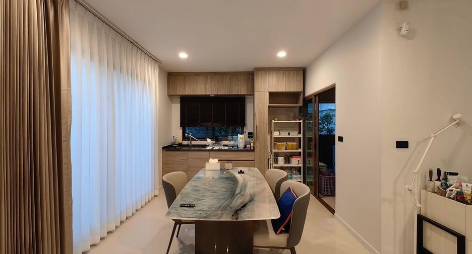 Casa en alquiler de 4 habitaciones en Bang Kapi, Bangkok