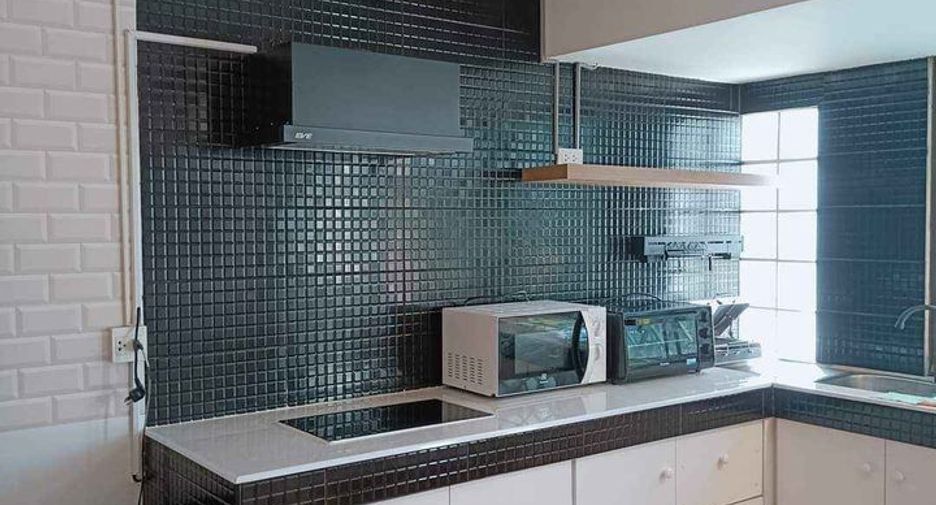 For rent 3 bedrooms townhouse in Pathum Wan, Bangkok