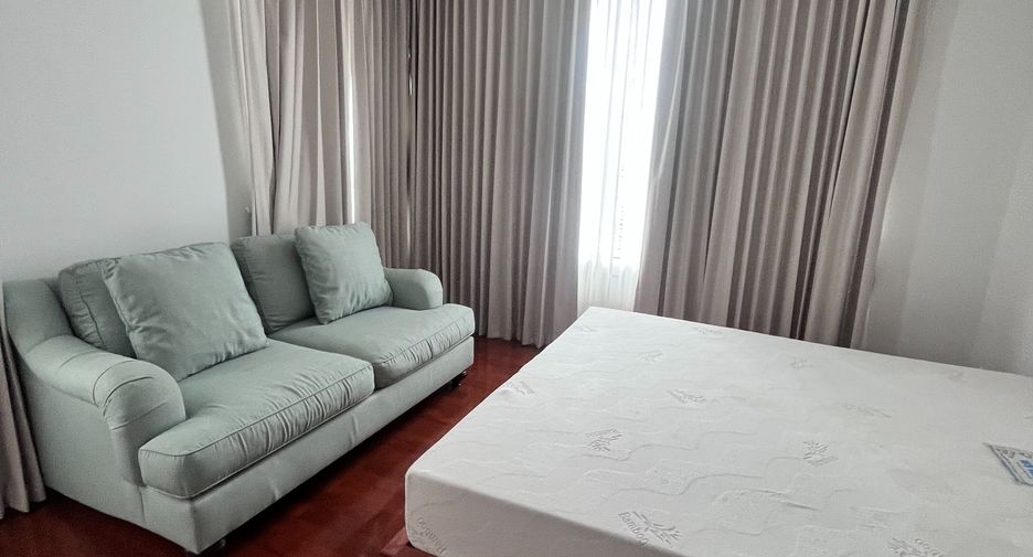 For rent 3 bedrooms condo in Khlong Toei, Bangkok