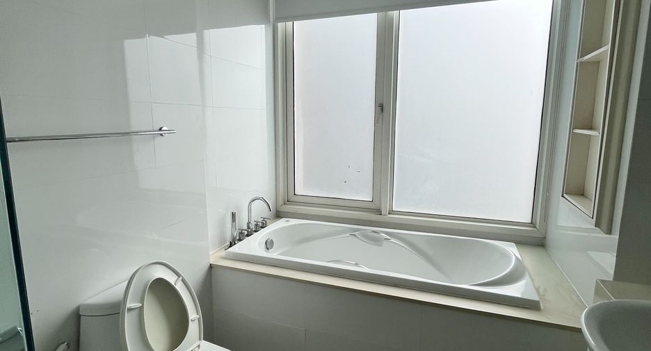 For rent 3 bedrooms condo in Khlong Toei, Bangkok
