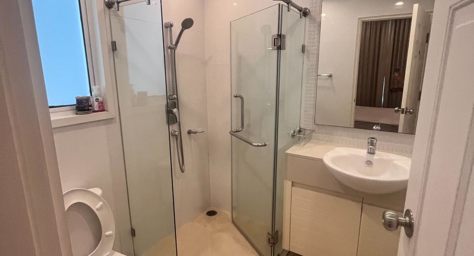 For rent 3 bedrooms condo in Khlong Toei, Bangkok