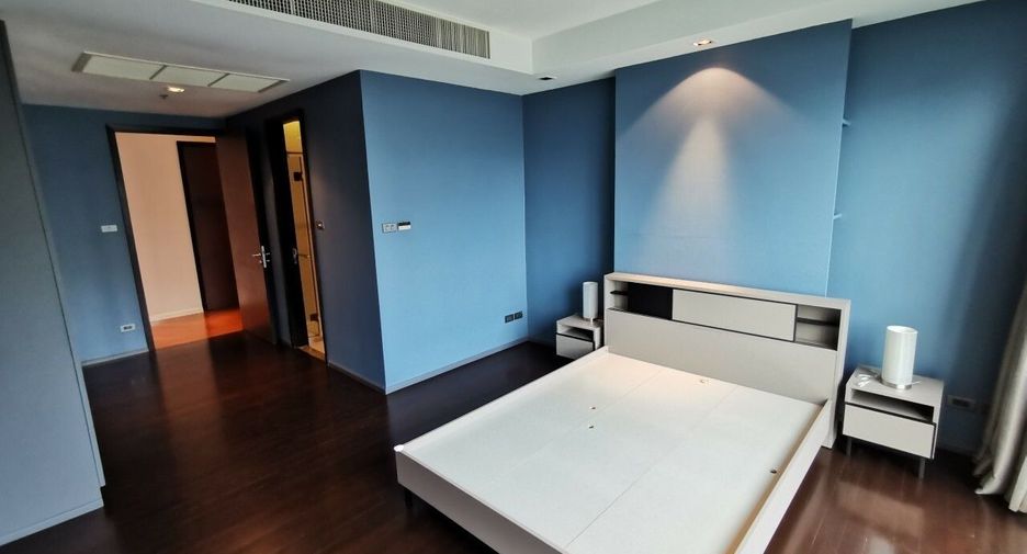 For rent 4 bedrooms condo in Khlong Toei, Bangkok