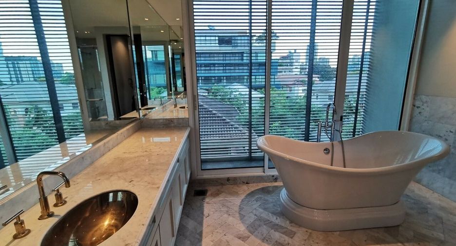 For rent 4 bedrooms condo in Khlong Toei, Bangkok