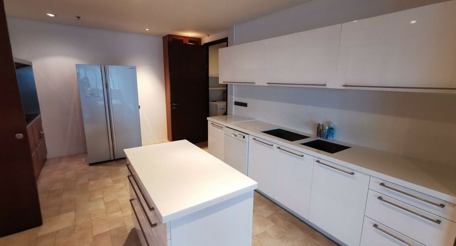 For rent 4 bedrooms condo in Khlong Toei, Bangkok