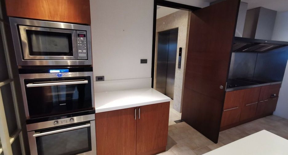 For rent 4 bedrooms condo in Khlong Toei, Bangkok