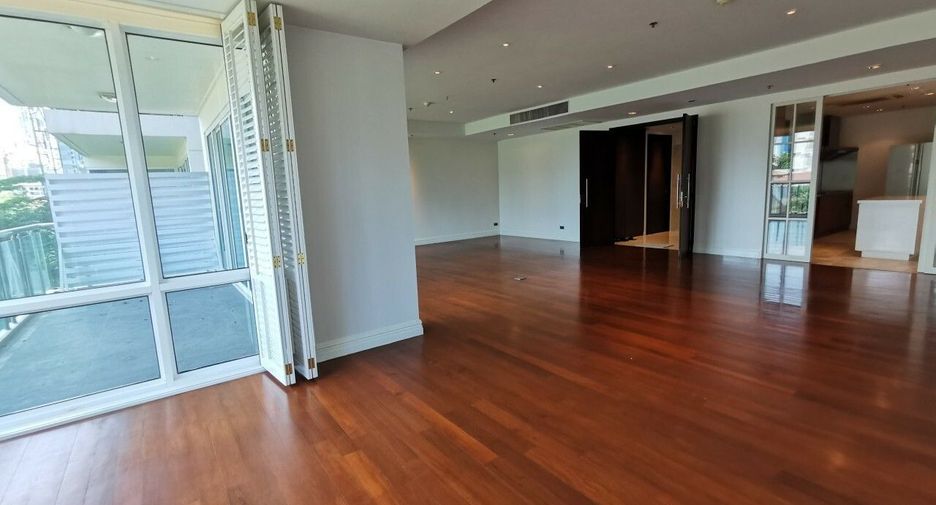 For rent 4 bedrooms condo in Khlong Toei, Bangkok