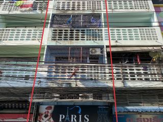 For sale 8 bedrooms retail Space in Huai Khwang, Bangkok
