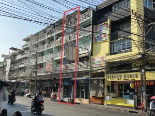 For sale 8 bedrooms retail Space in Huai Khwang, Bangkok