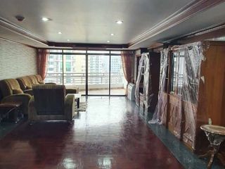 For rent 4 bedrooms condo in Khlong Toei, Bangkok