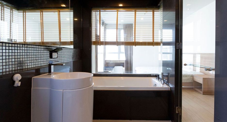 For rent 2 bedrooms condo in Phra Khanong, Bangkok