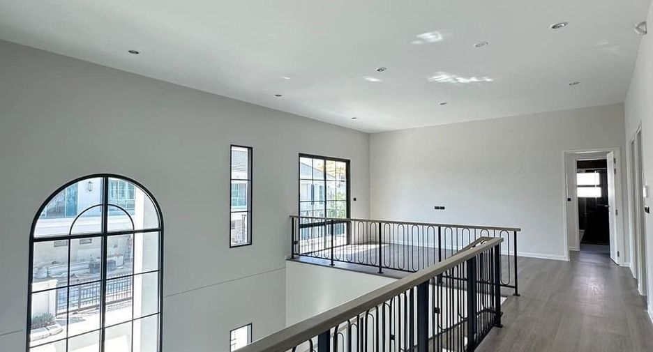 Haus zur Miete mit 5 Zimmer in Bang Phli, Samut Prakan