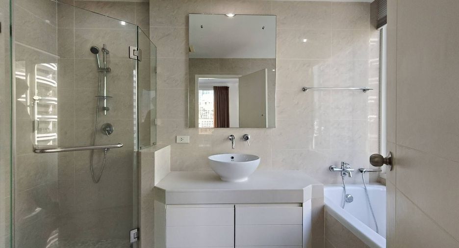 Condo en alquiler de 3 habitaciones en Khlong Toei, Bangkok