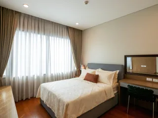 For rent 3 bedrooms condo in Khlong Toei, Bangkok