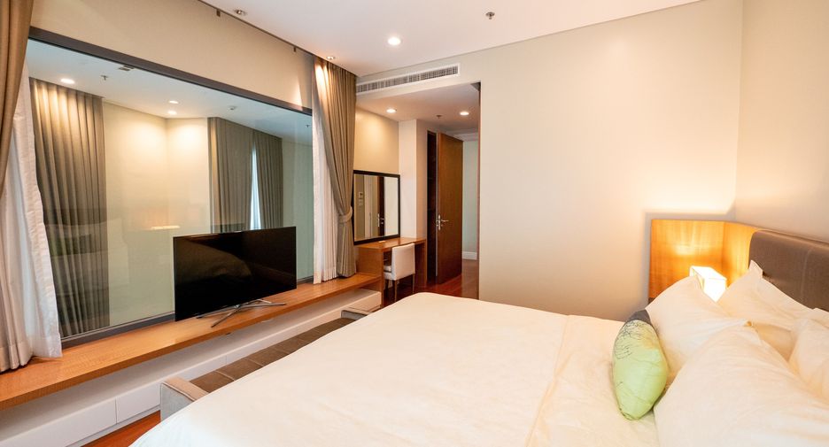 For rent 3 bedrooms condo in Khlong Toei, Bangkok