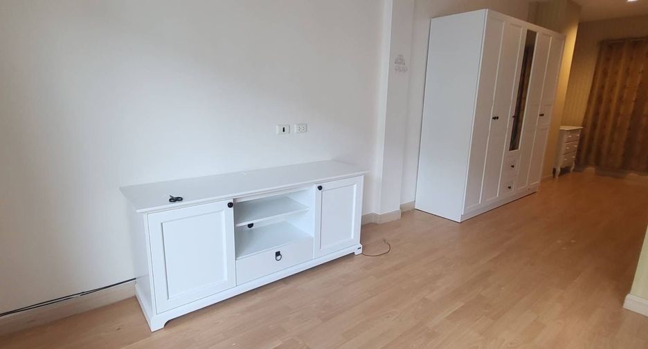 For rent 3 bedrooms townhouse in Yan Nawa, Bangkok