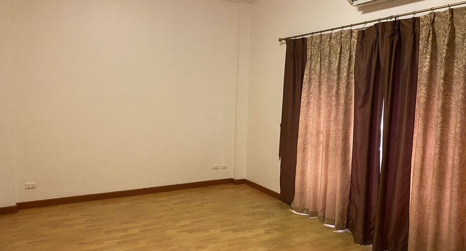 For rent 3 bedrooms townhouse in Yan Nawa, Bangkok