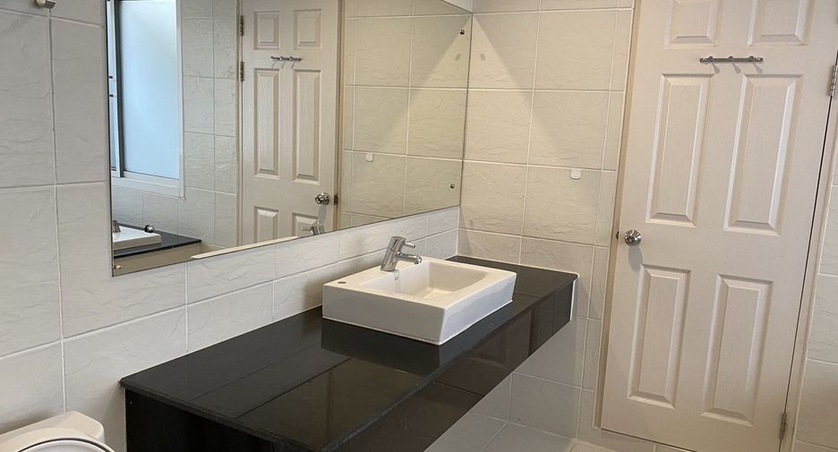 For rent 3 bedrooms townhouse in Yan Nawa, Bangkok