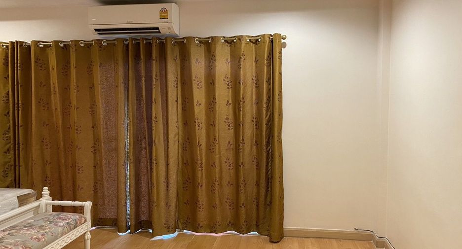 For rent 3 bedrooms townhouse in Yan Nawa, Bangkok