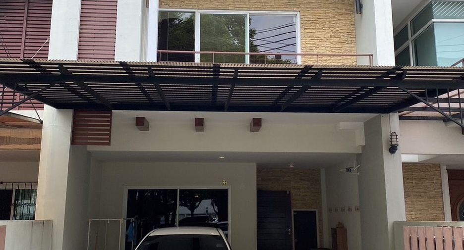 For rent 3 bedrooms townhouse in Yan Nawa, Bangkok