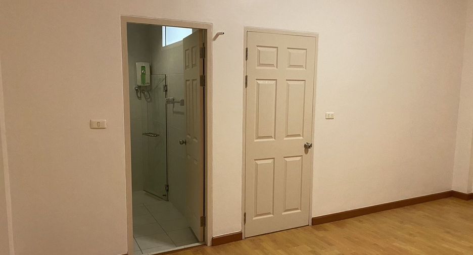 For rent 3 bedrooms townhouse in Yan Nawa, Bangkok