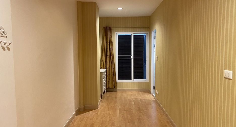 For rent 3 bedrooms townhouse in Yan Nawa, Bangkok