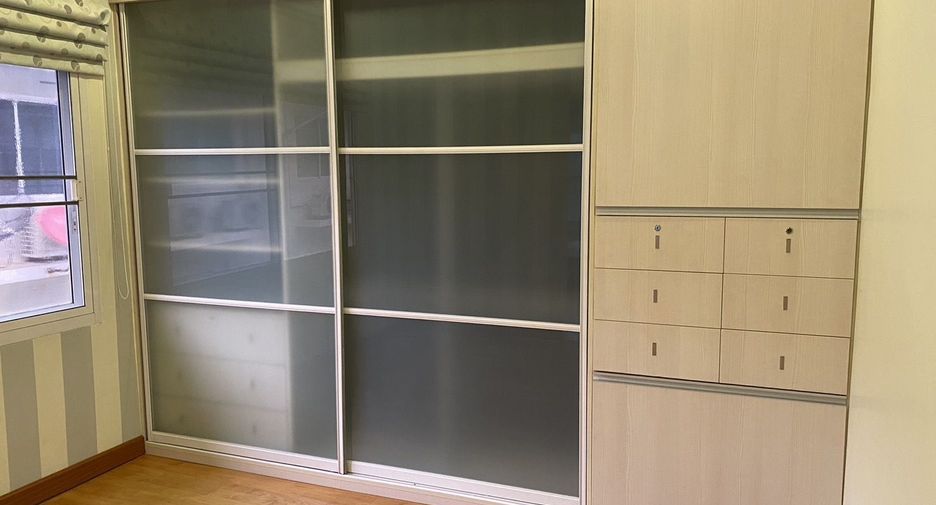 For rent 3 bedrooms townhouse in Yan Nawa, Bangkok