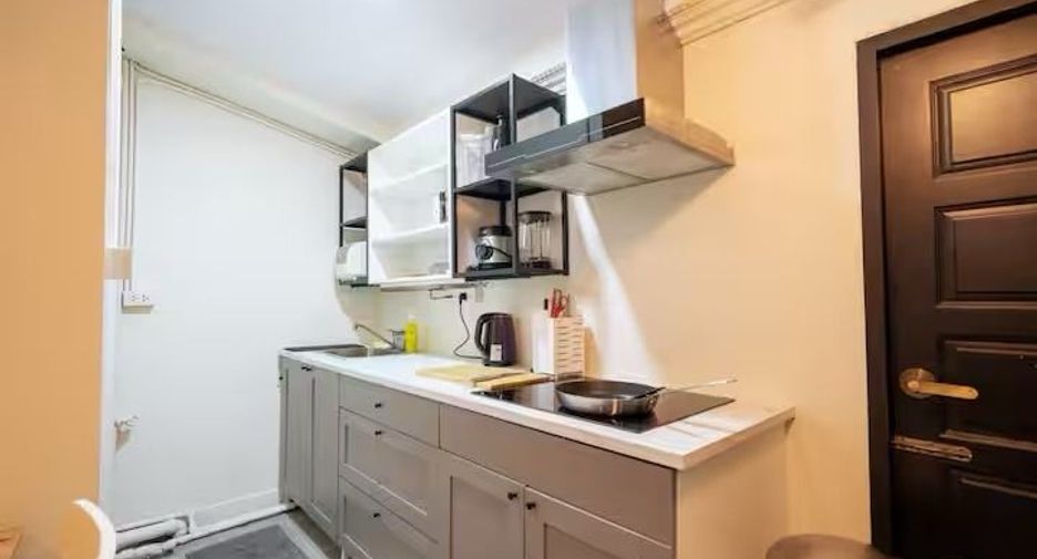 For rent 2 bedrooms house in Yan Nawa, Bangkok