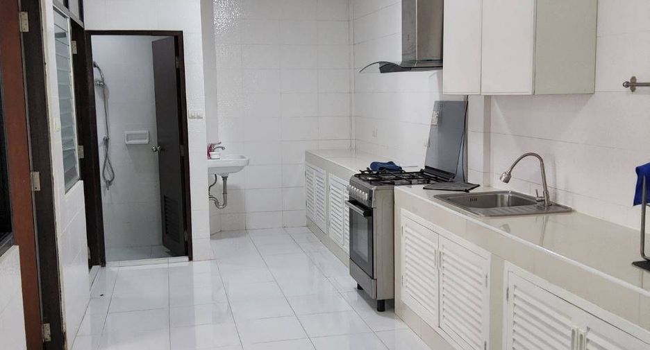 For rent 3 bedrooms house in Watthana, Bangkok