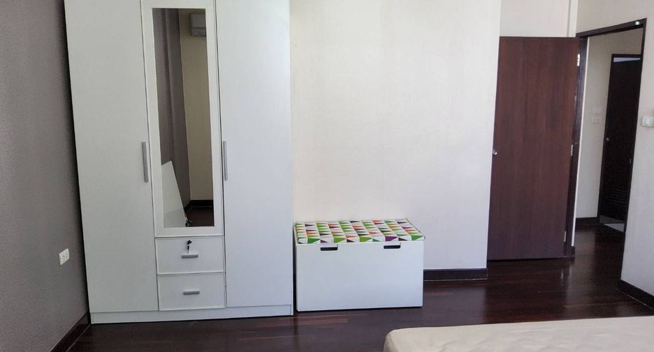 For rent 3 bedrooms house in Watthana, Bangkok