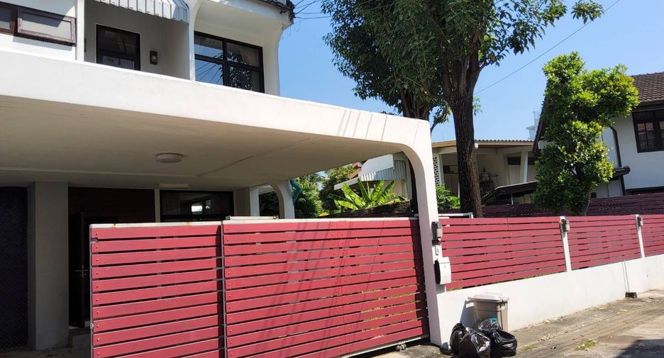 For rent 3 bedrooms house in Watthana, Bangkok