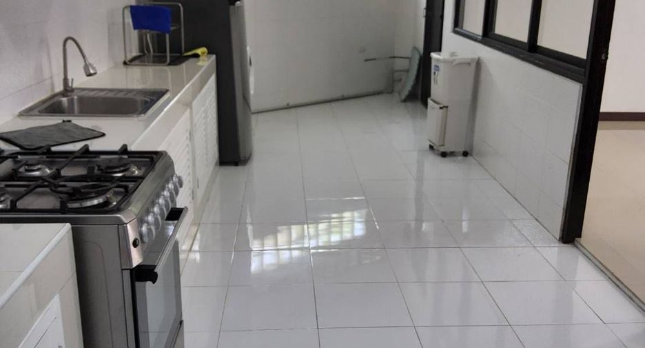 For rent 3 bedrooms house in Watthana, Bangkok