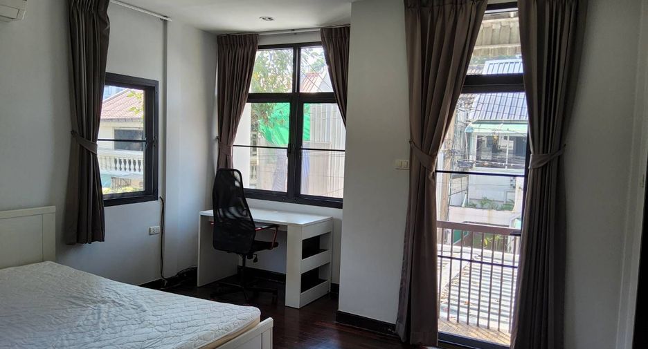 For rent 3 bedrooms house in Watthana, Bangkok
