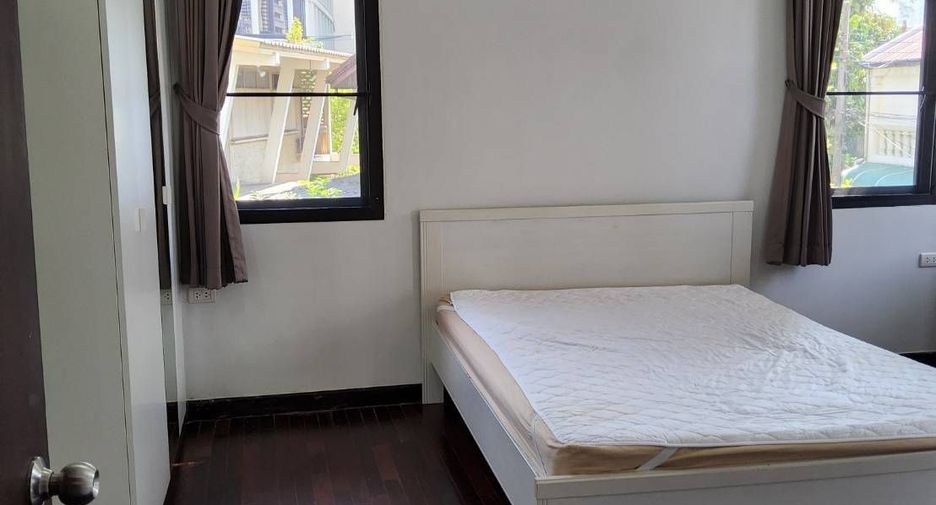 For rent 3 bedrooms house in Watthana, Bangkok