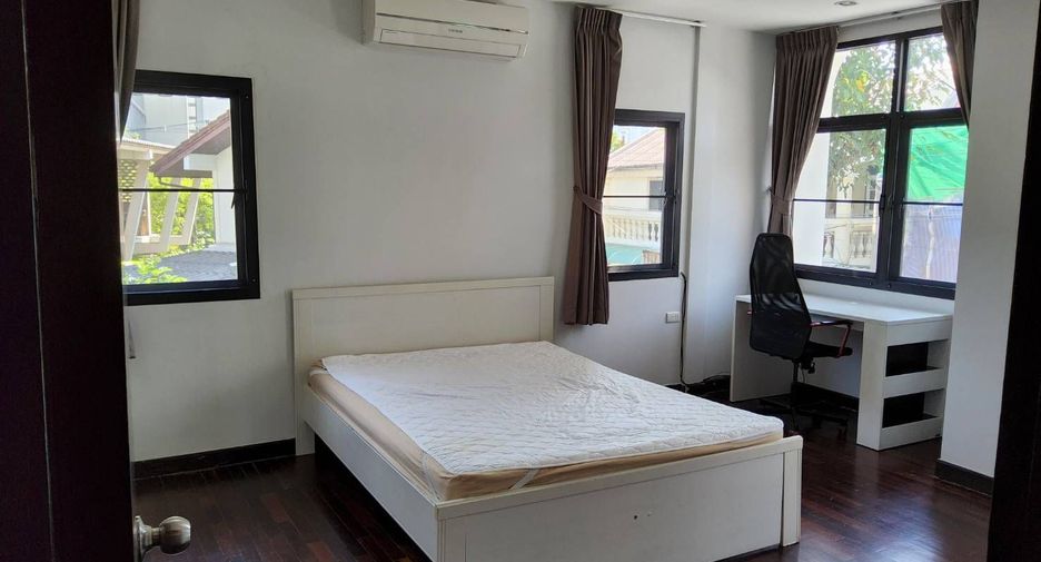 For rent 3 bedrooms house in Watthana, Bangkok