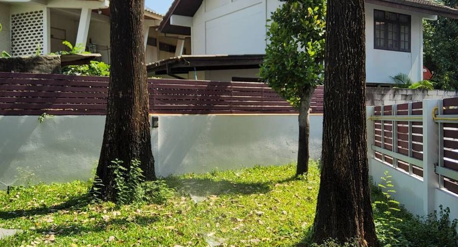For rent 3 bedrooms house in Watthana, Bangkok