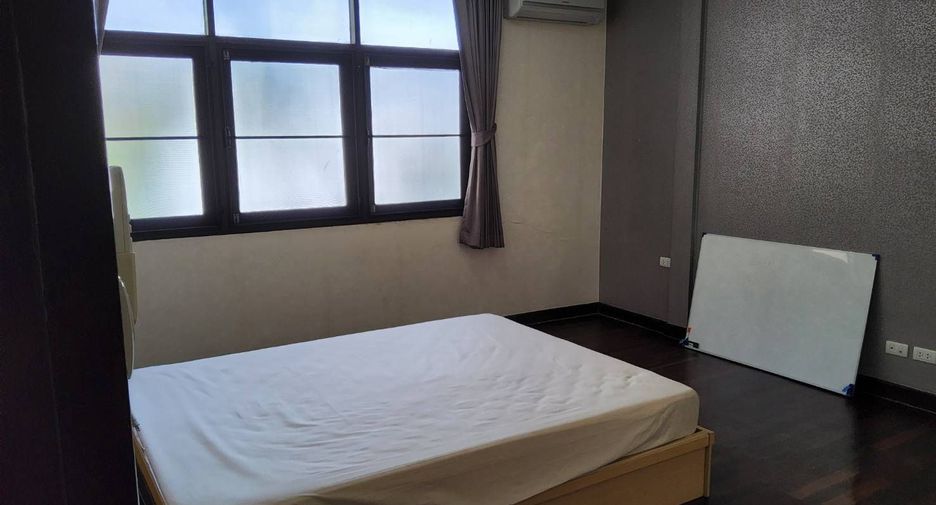 For rent 3 bedrooms house in Watthana, Bangkok