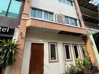 For rent 4 bedrooms retail Space in Watthana, Bangkok