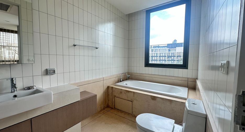 For rent 2 bedrooms apartment in Watthana, Bangkok